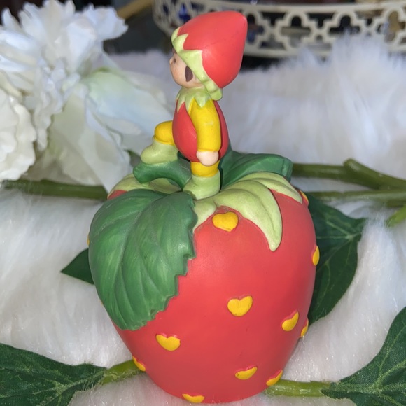 Avon Vintage Porcelain Bell Hearts Delight a Strawberry w/ an Elf Pixie 1993 - Picture 9 of 17